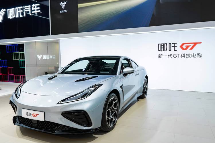 深圳296哪吒汽车在智能汽车领域的表现，领途汽车在新能源汽车市场中的影响力